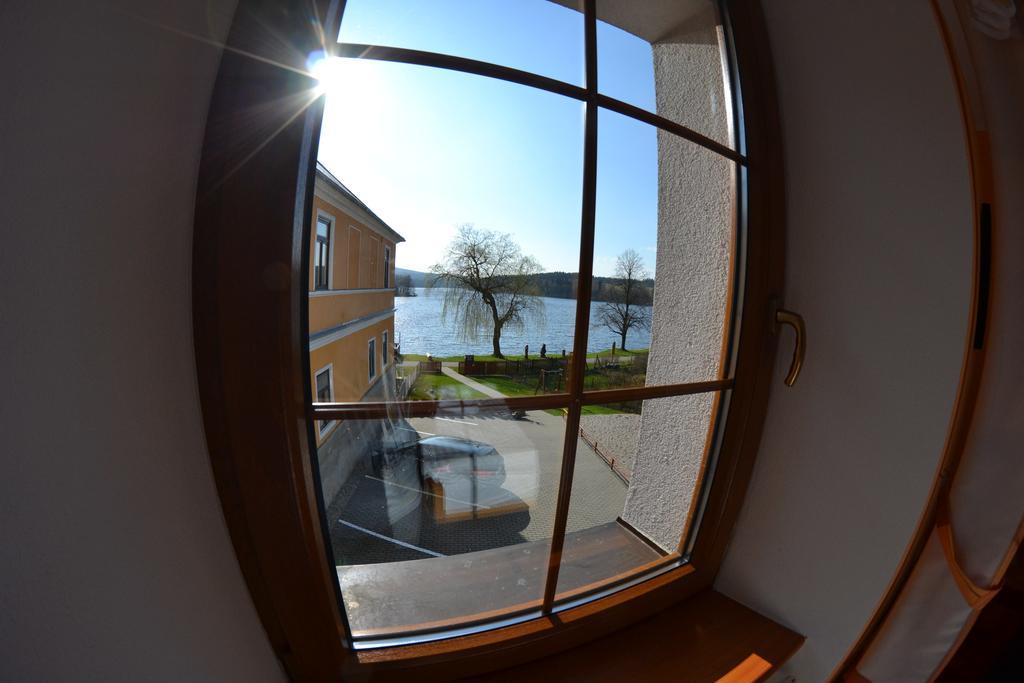 Apartmany U Jezera Na Namesti Фримбурк Екстериор снимка
